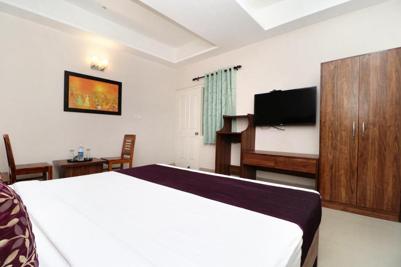 Oyo 14832 Hotel Rooftop Panchkula Exterior foto